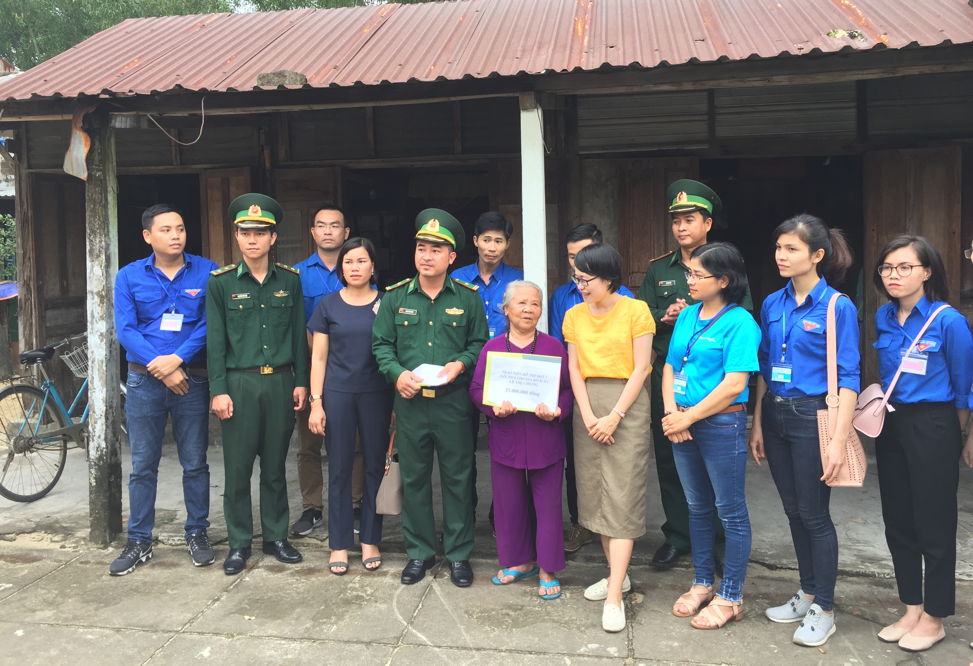 Trao kinh phí xóa nhà tạm đợt một cho hộ khó khăn và ra quân ngày chủ nhật xanh