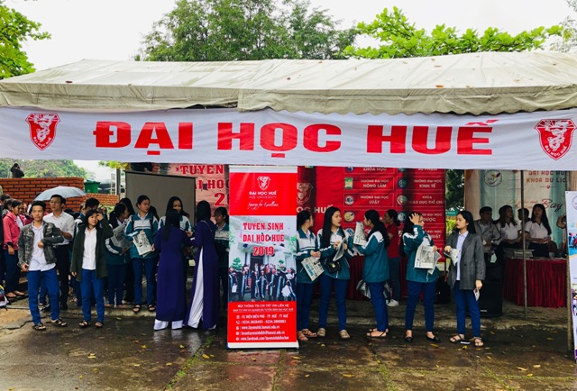 Hơn 2 000 học sinh Quảng Trị tìm hiểu thông tin ngành nghề của ĐH Huế