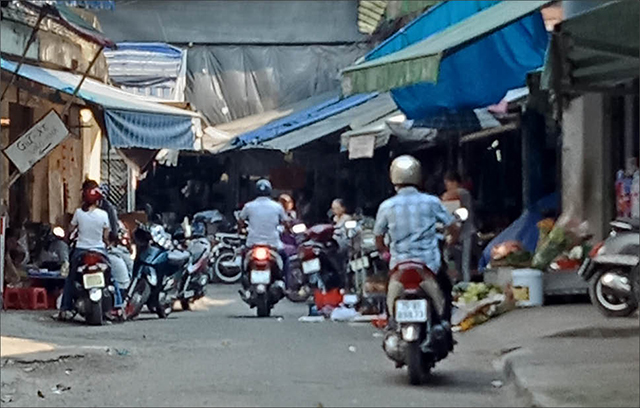 Chợ lấn đường