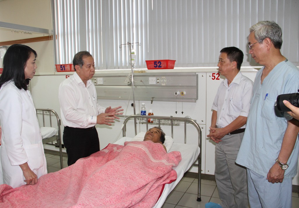 Chủ tịch UBND tỉnh thăm công dân bị chém trọng thương khi ngăn cản khai thác cát trái phép