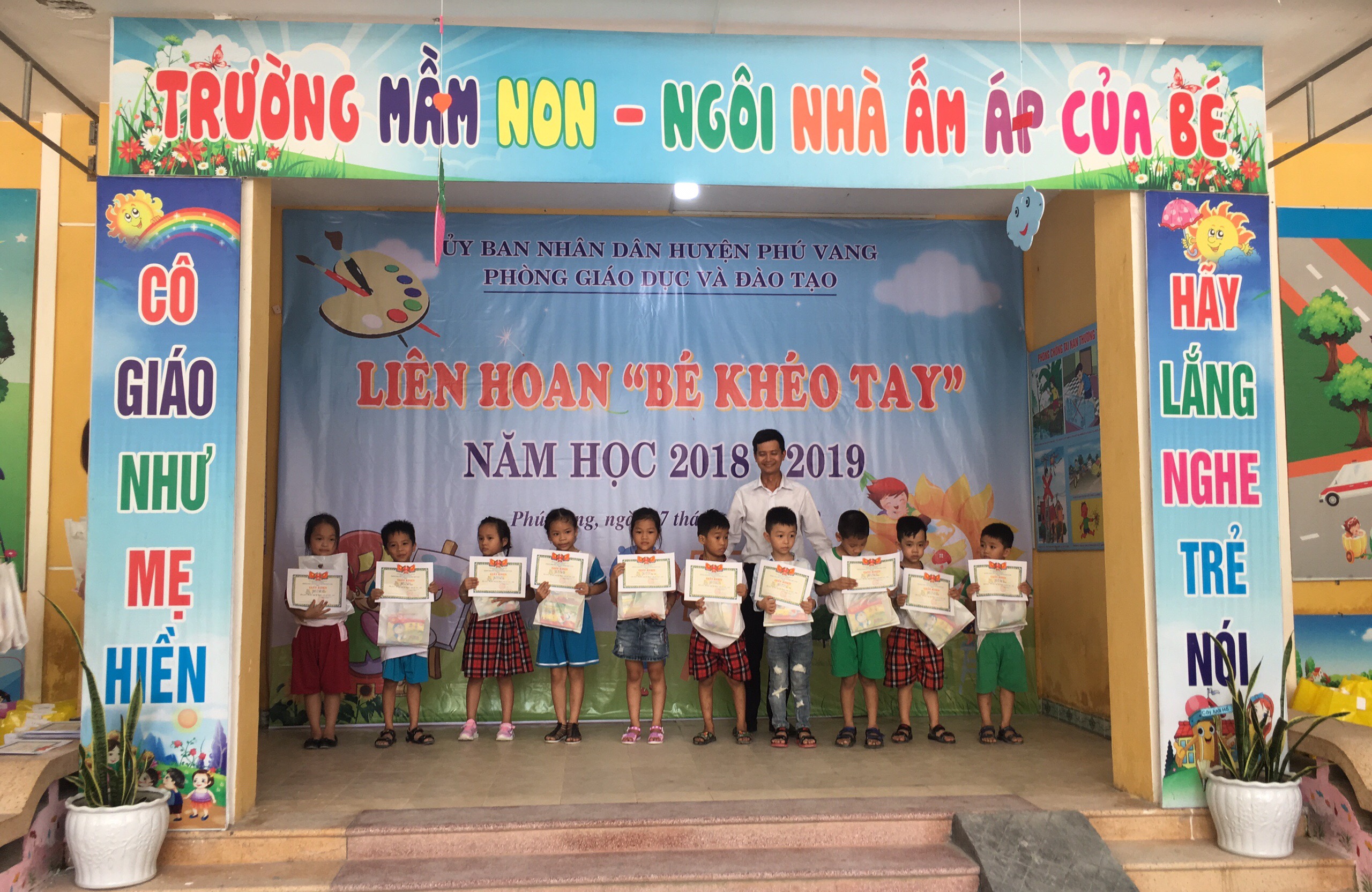 25 đơn vị và 75 trẻ tham gia liên hoan “Bé khéo tay”