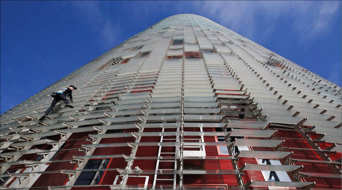 “Người nhện” Pháp tay không chinh phục tòa nhà chọc trời Paris để gây quỹ