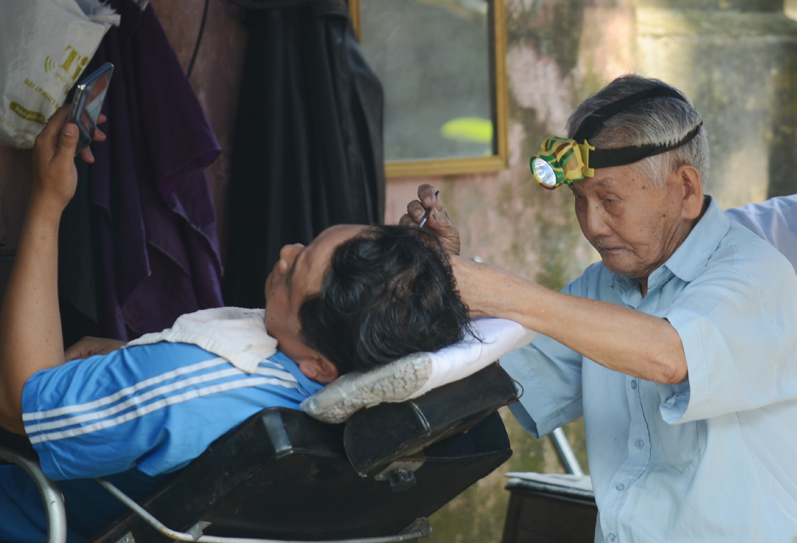 Tuổi 90 vẫn dẻo tay “múa” kéo…