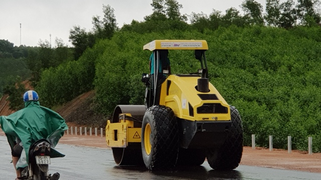 Cấm phương tiện vào đường cao tốc La Sơn- Túy Loan khi chưa khai thác