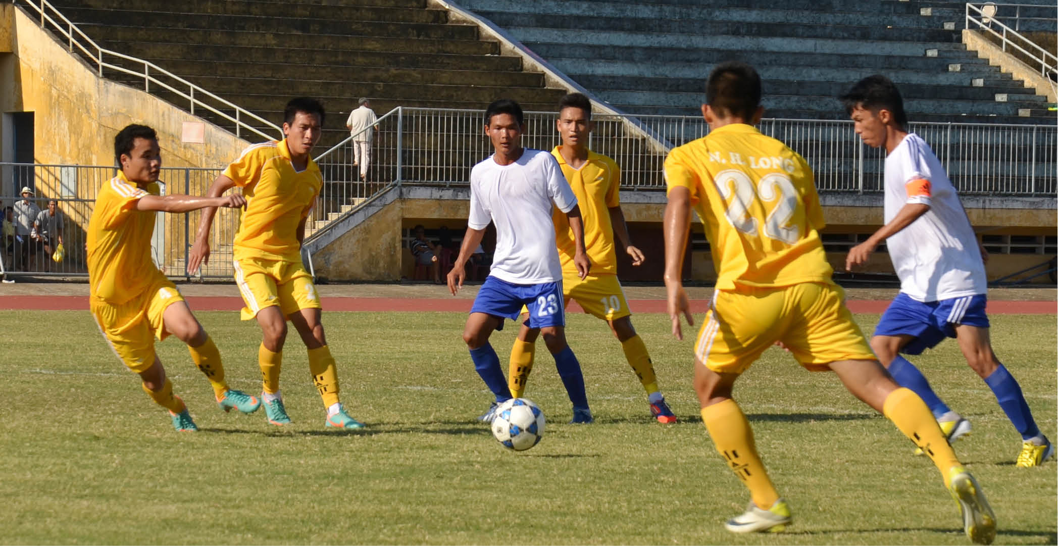 CLB bóng đá Huế mùa giải 2019 Trong thế gọng kìm