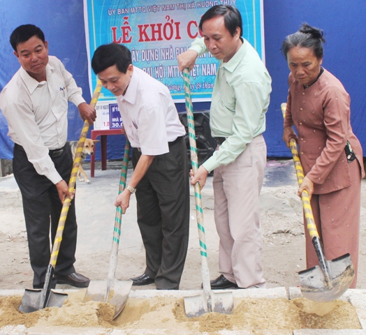 Xây nhà Đại đoàn kết cho gia đình có hoàn cảnh đặc biệt khó khăn