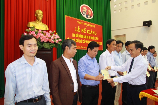 70 học viên hoàn thành lớp bồi dưỡng cán bộ dự nguồn cấp ủy và cán bộ chủ chốt cấp huyện