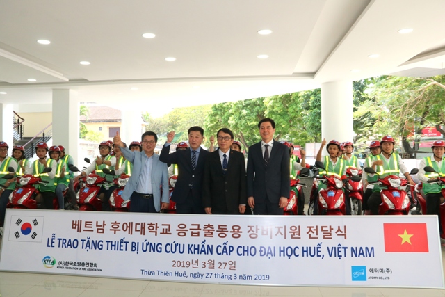 Hue University receives emergency rescue equipment from Korean sponsor