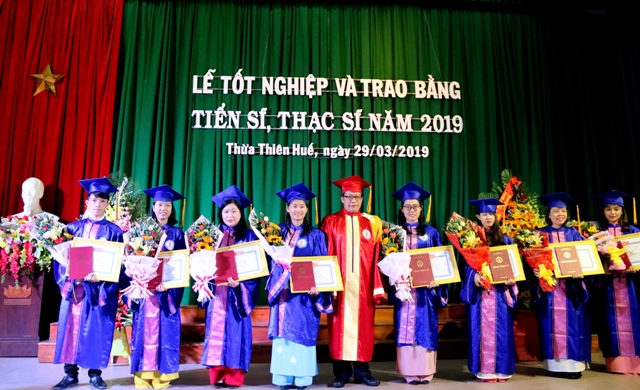 Trao bằng cho hơn 200 tân tiến sĩ, thạc sĩ