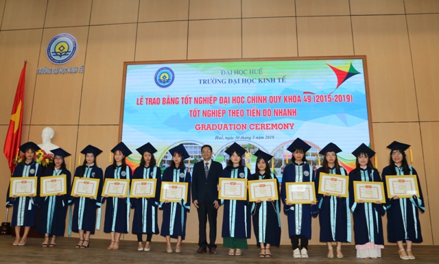 Trường đại học Kinh tế trao bằng cho 423 tân cử nhân