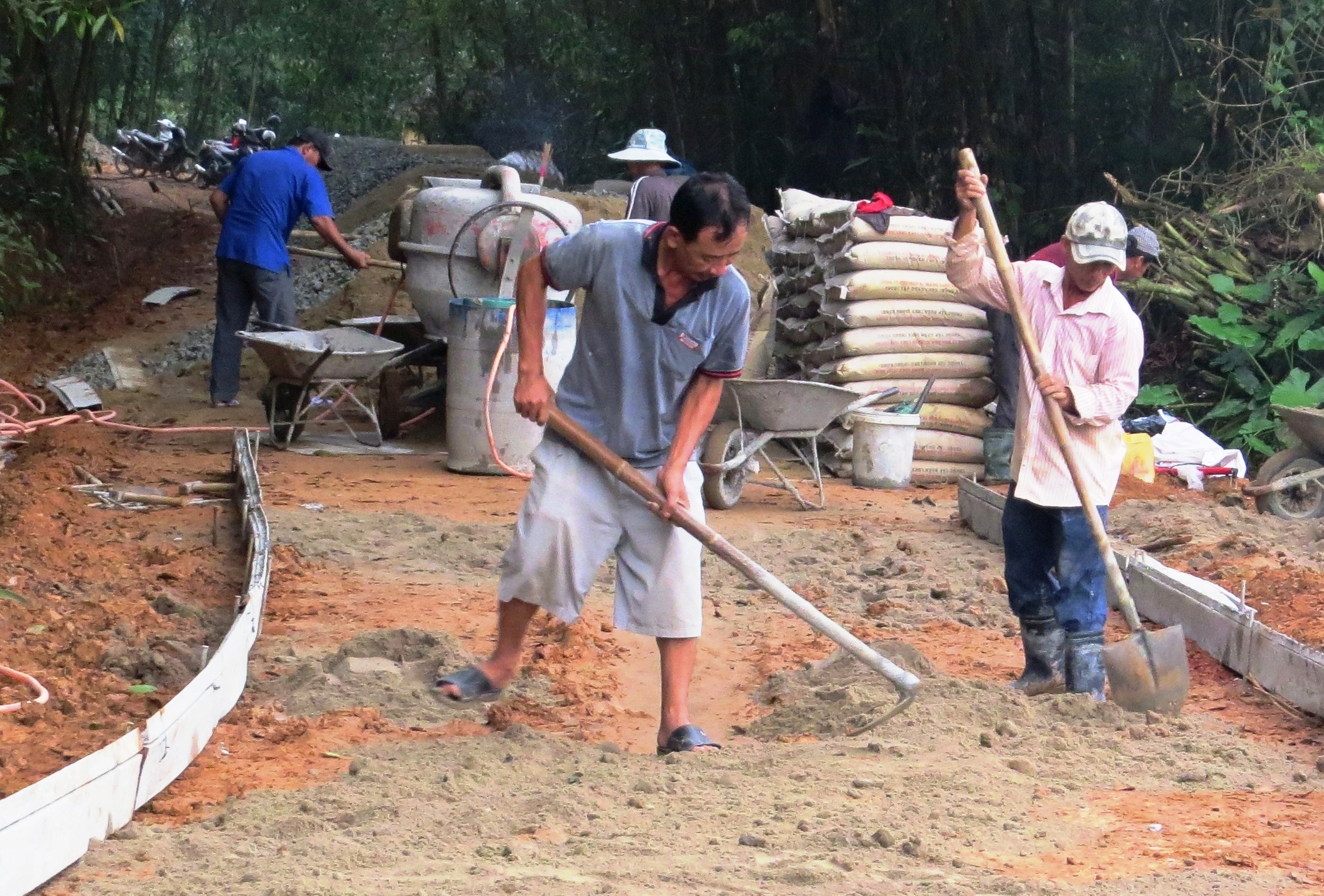 Phong Điền đầu tư gần 400 triệu đồng làm đường vào khu di tích lịch sử