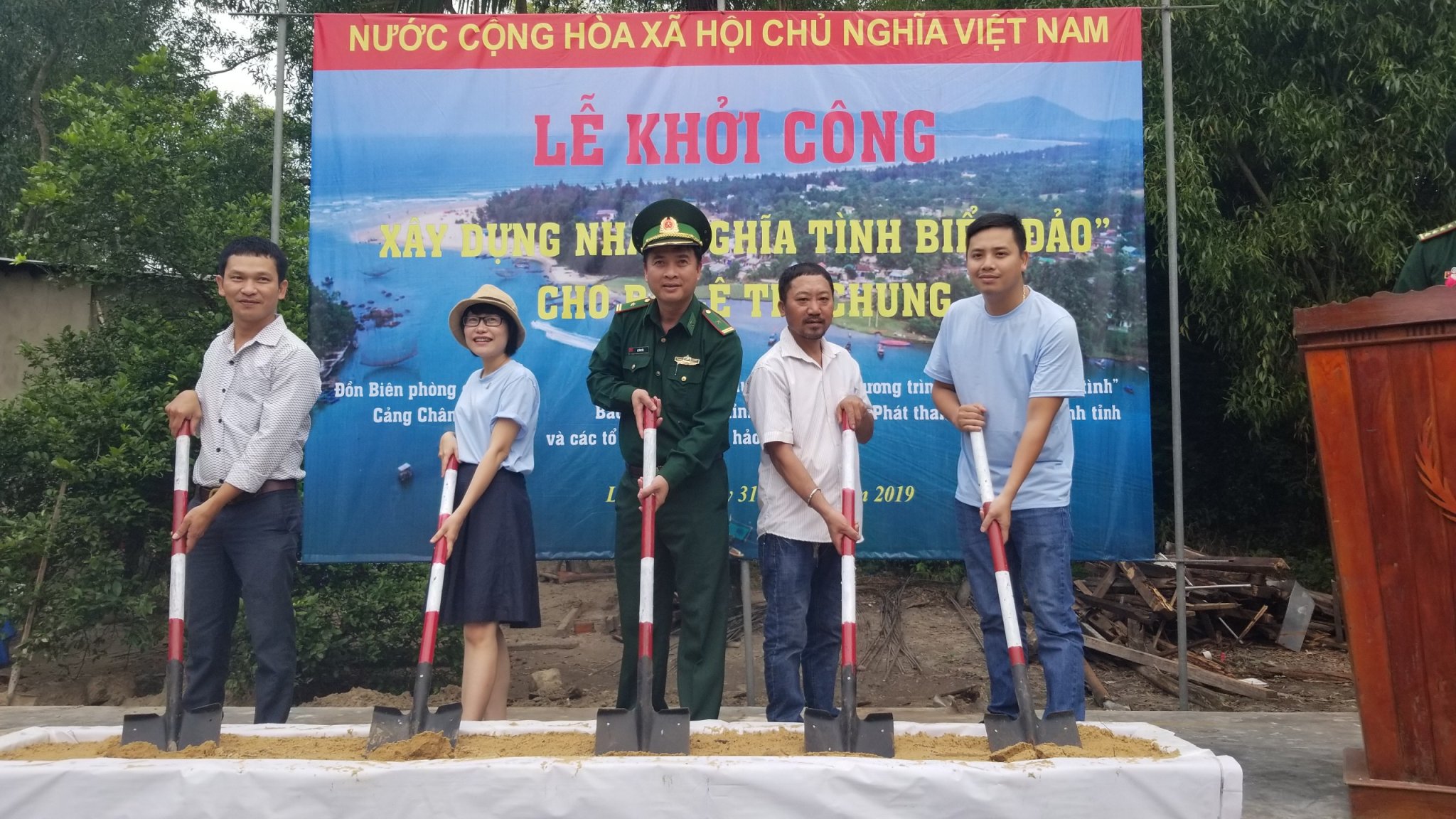 Khởi công xây dựng nhà “Nghĩa tình biển đảo” cho bà Lê Thị Chung