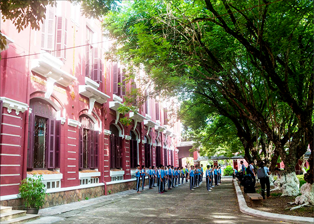 Nhìn từ Quốc Học và Hai Bà Trưng