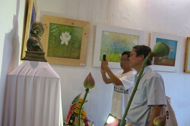 Fine art exhibition “De gio cuon di” commemorates the late musician Trinh Cong Son