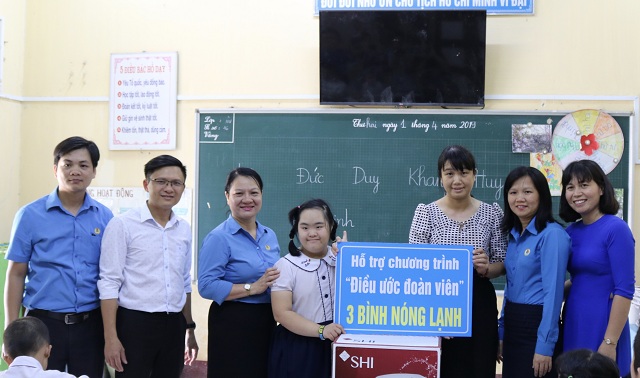 Liên đoàn Lao động TP Huế tặng quà cho trẻ tự kỷ