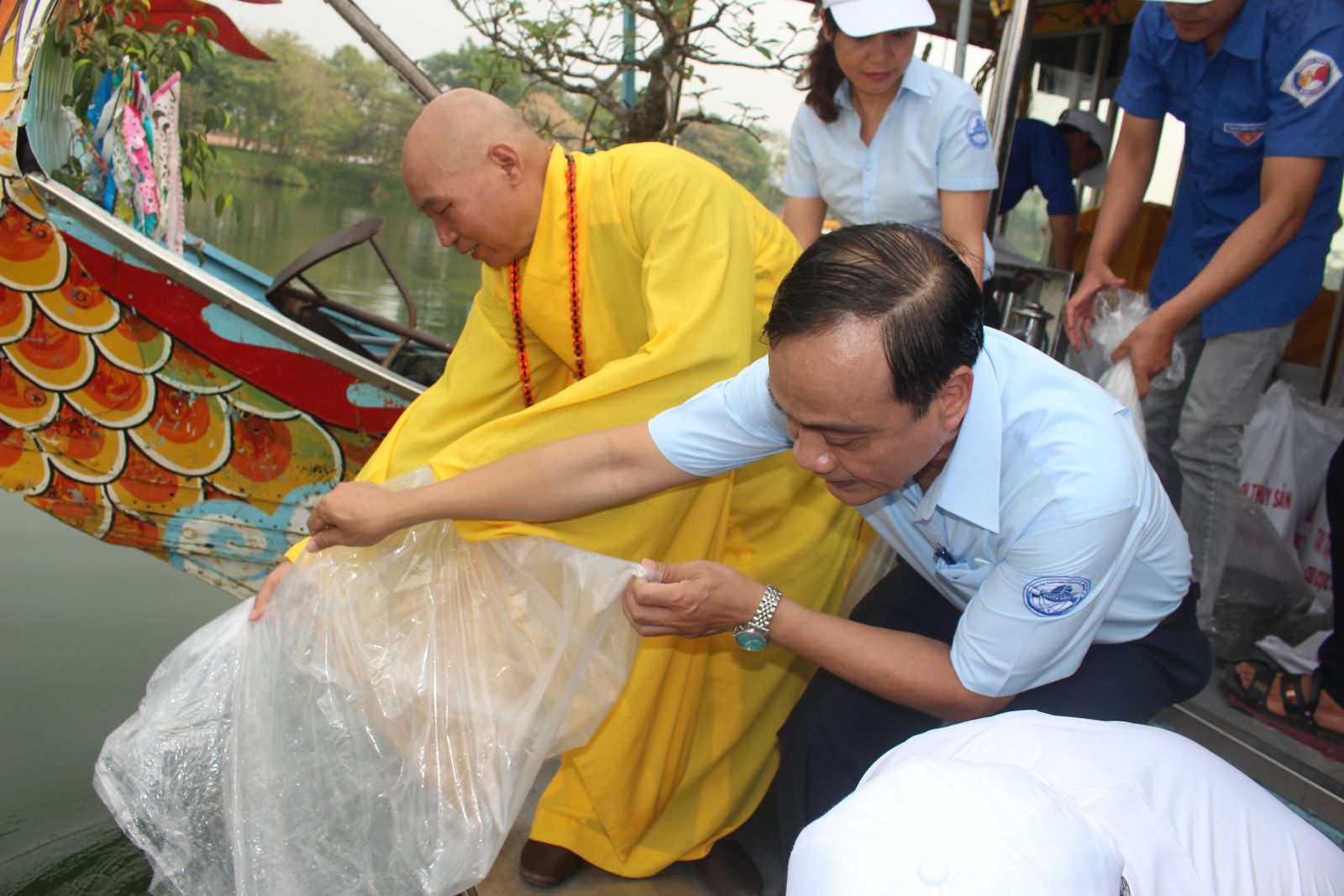 40 thousand fish released into the Huong river