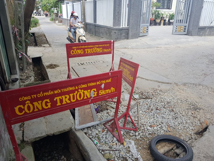 Hố sâu đe dọa người đi đường