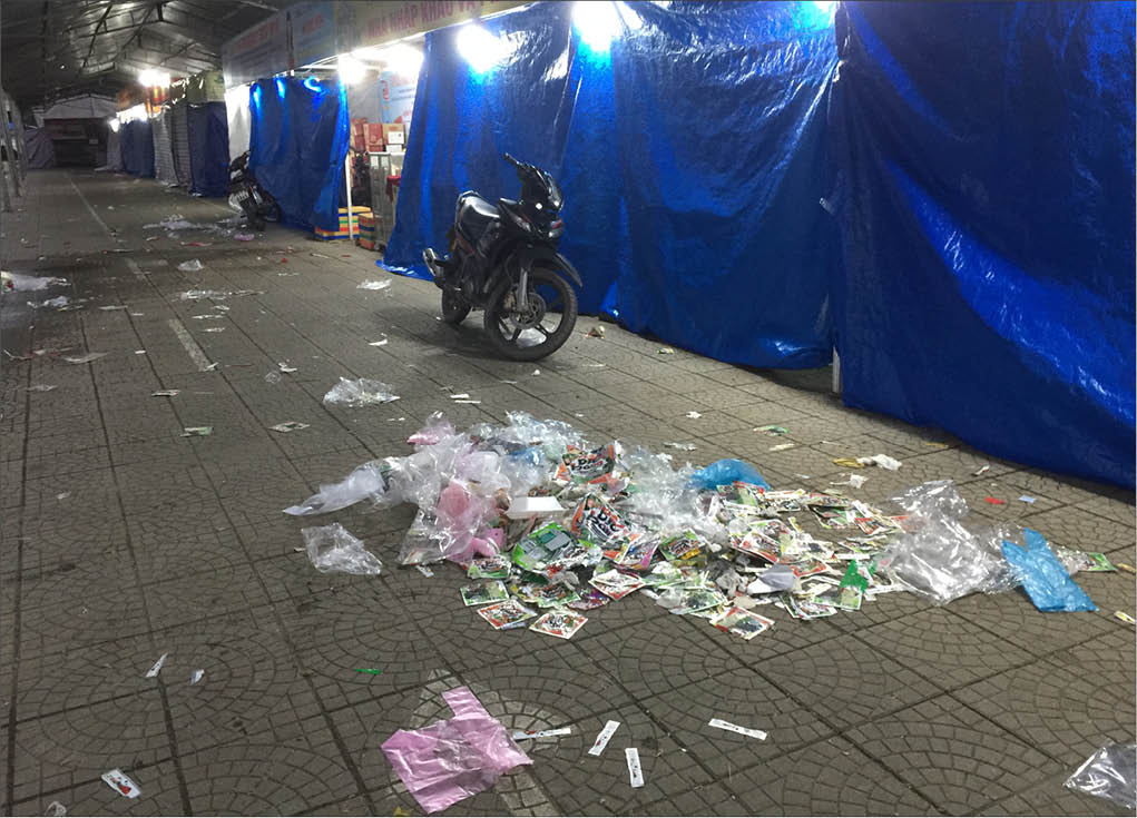 Người đi, rác ở lại