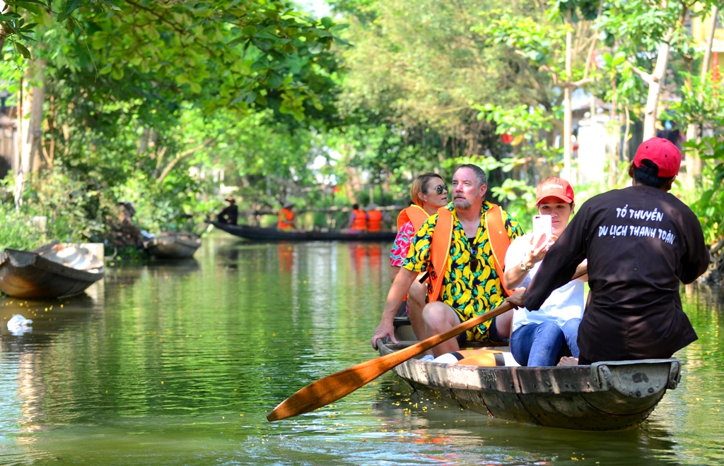 Going to tiled roof bridge to enjoy rural pleasure