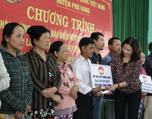 Hỗ trợ 5 000 con gà giống giúp hộ nghèo phát triển kinh tế