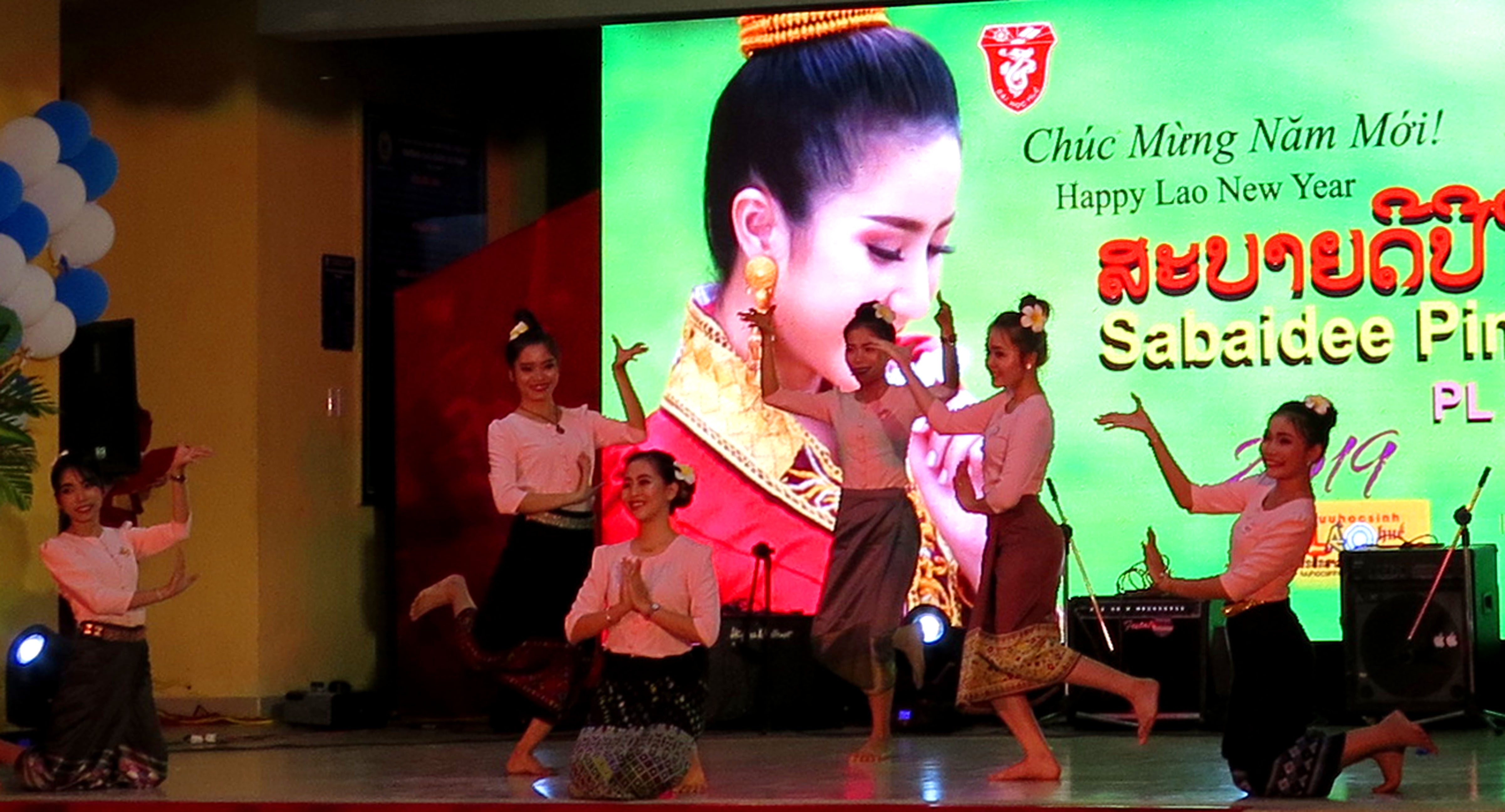 Lưu học sinh Lào vui Tết cổ truyền Bunpimay