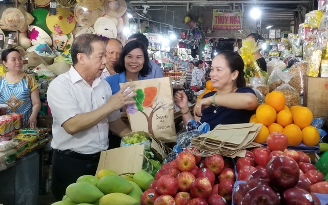 Tiểu thương là chủ thể làm xanh - sạch - sáng chợ Đông Ba