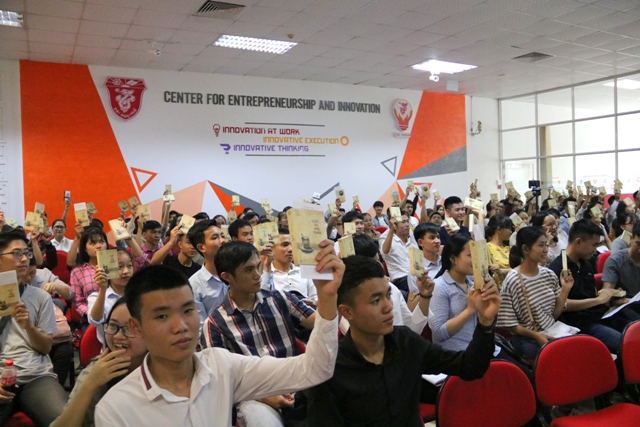 TS Trần Hữu Đức chia sẻ với sinh viên “mật mã thành công cho cá nhân”