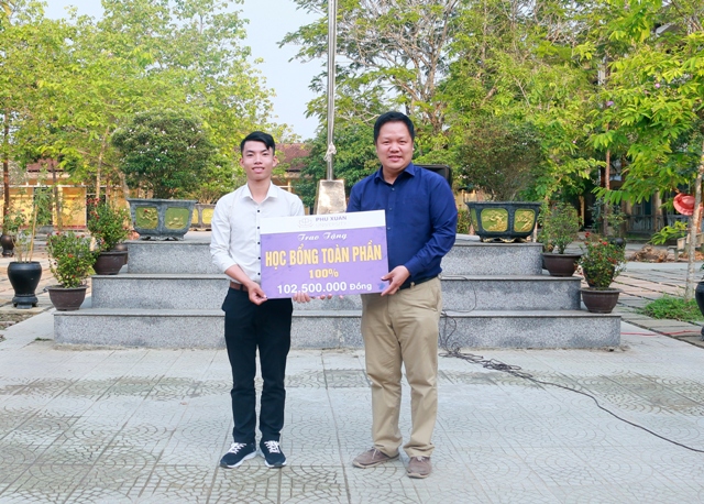 Trường ĐH Phú Xuân trao học bổng toàn phần cho học sinh có hoàn cảnh khó khăn