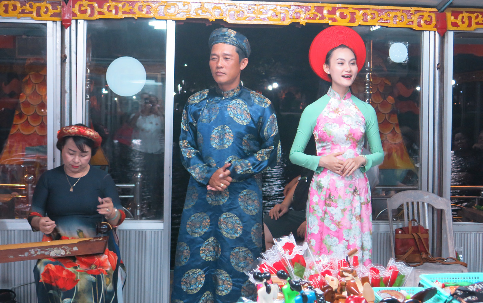 Ca Huế trên sông Tái diễn tình trạng mạnh ai nấy làm