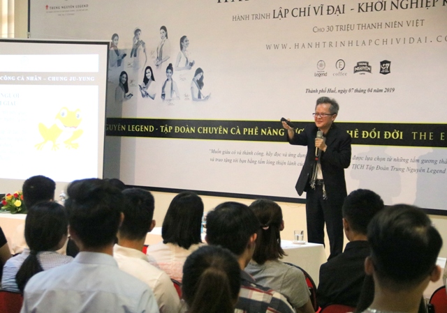 Dr Tran Huu Duc shared with Hue students  Tips for success for individuals