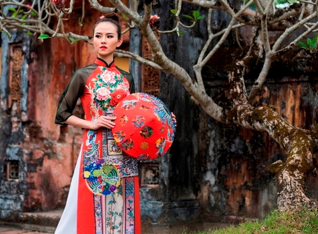 Admiring the ao dai collection entitled “Hue Royal Inspiration”