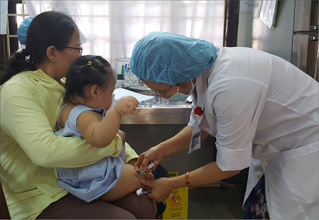 Thiếu vắc xin “dịch vụ”, phụ huynh chờ đợi