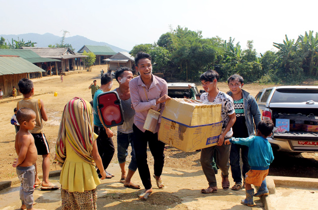 Tặng quà cho người dân và học sinh tỉnh Sê Kông - Lào