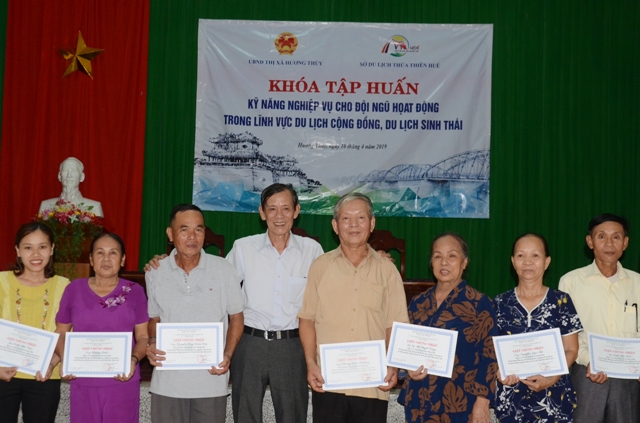 Hương Thủy Cấp chứng chỉ cho nông dân làm du lịch