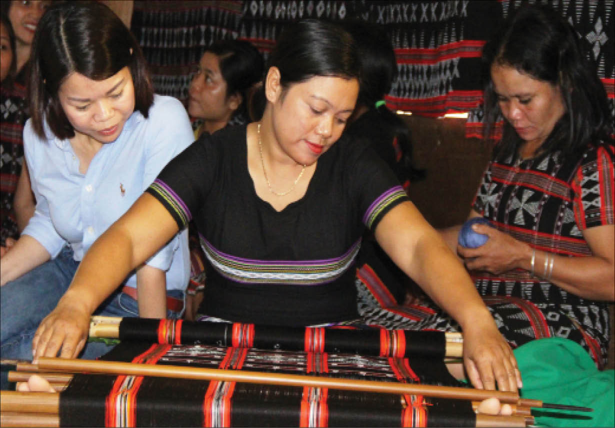 Đưa Zèng lên áo dài Huế