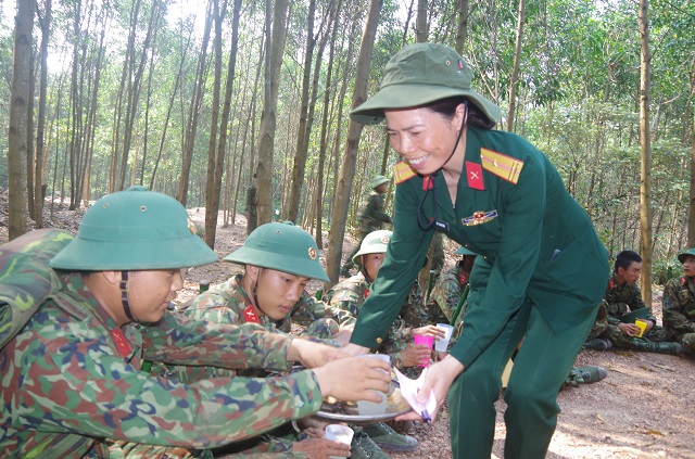 “Bát nước thao trường thắm tình đồng đội