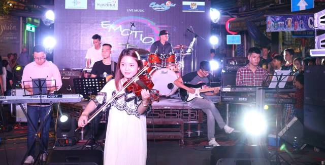 Ban nhạc Emotion biểu diễn ở phố Tây