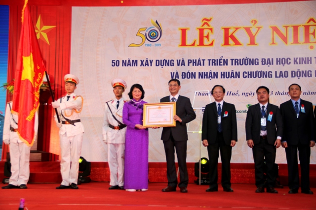 Trường đại học Kinh tế đón nhận Huân chương Lao động hạng Nhất