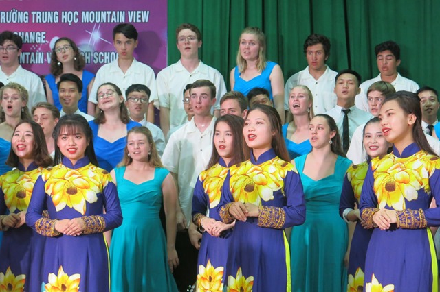 Học sinh Mỹ biểu diễn giao lưu ở Huế