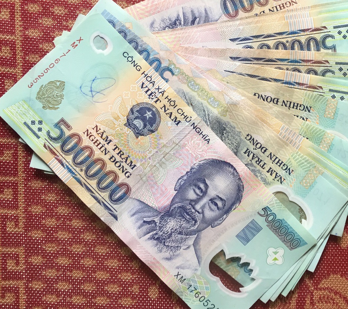 Người dân phát hiện một lượng lớn tiền nằm trên khe máy rút tiền của cây ATM