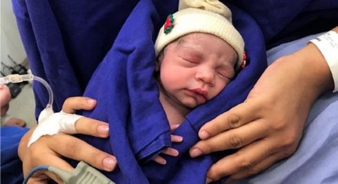 Trung Quốc Cô bé đầu tiên sinh ra trong ống nghiệm vừa sinh con trai