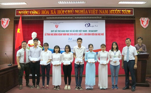 Trao 32 suất học bổng VESAF cho sinh viên Đại học Huế