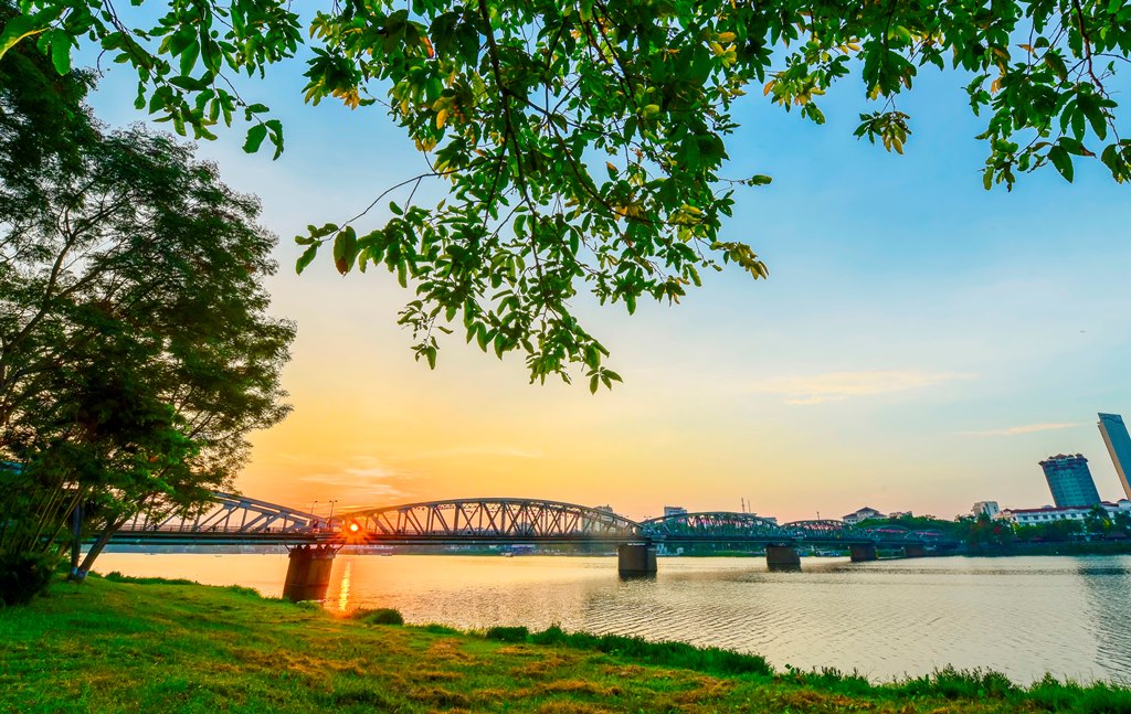 Truong Tien Bridge - 120 years of ups and downs