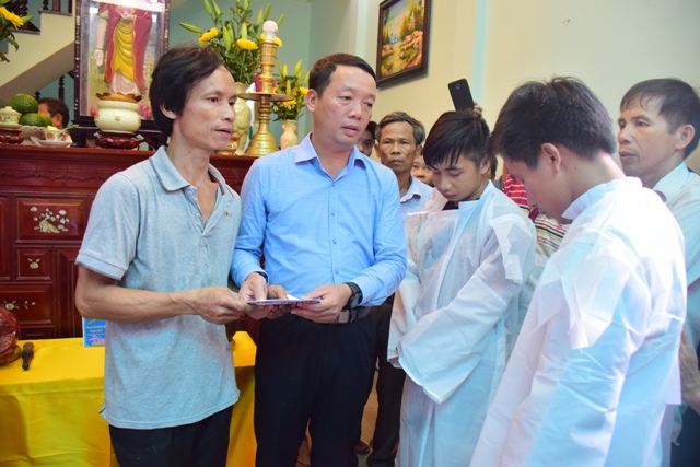 Phó Chủ tịch UBND tỉnh Phan Thiên Định thăm hỏi gia đình có 3 người tử vong do cháy nhà