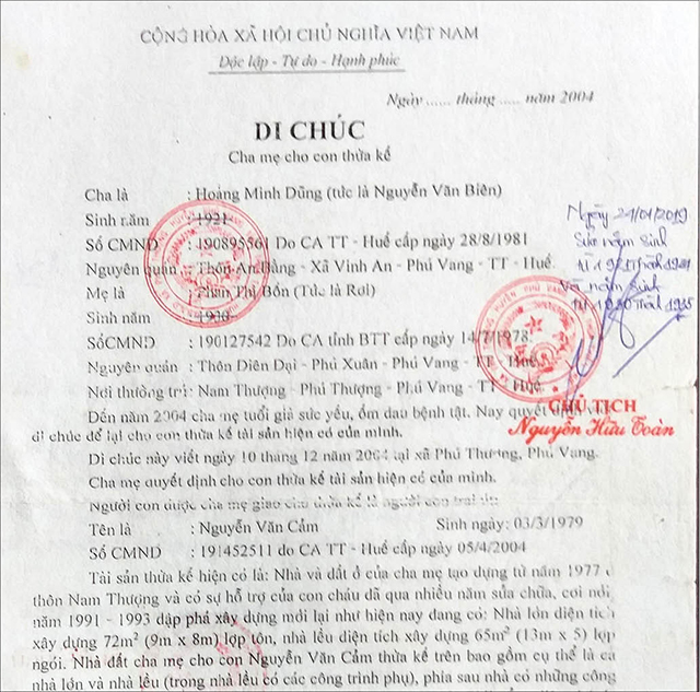 Ông Nguyễn Văn Cảm đến UBND xã Phú Thượng để nộp hồ sơ