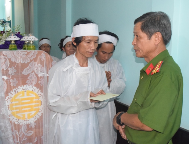 Công an tỉnh thăm và hỗ trợ gia đình có 3 người bị thiệt mạng trong đám cháy