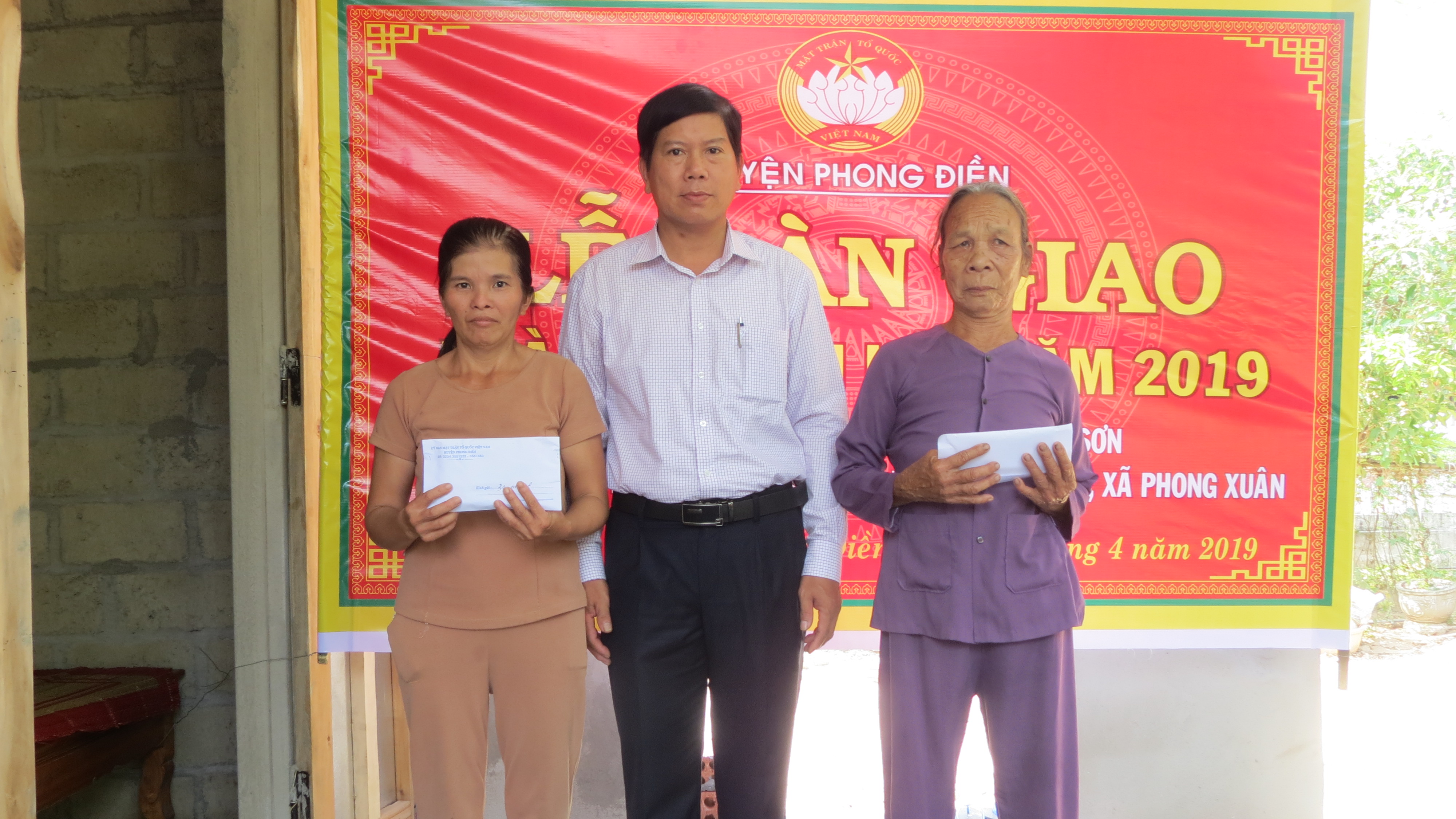 Bàn giao hai nhà đại đoàn kết cho hộ nghèo ở Phong Điền