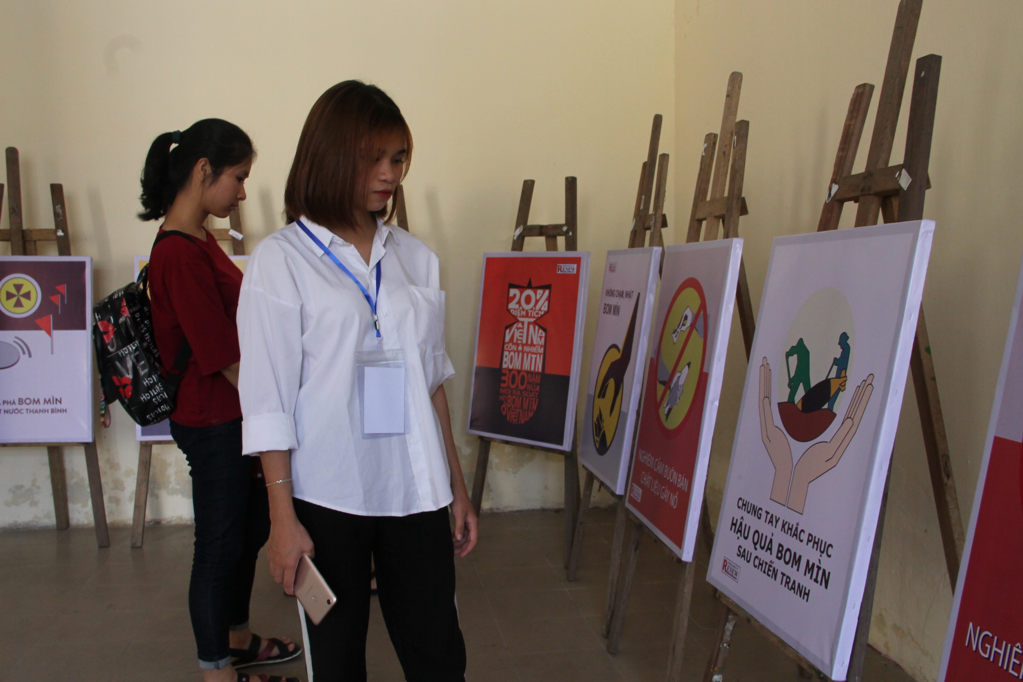 Trưng bày tranh cổ động phòng tránh bom mìn