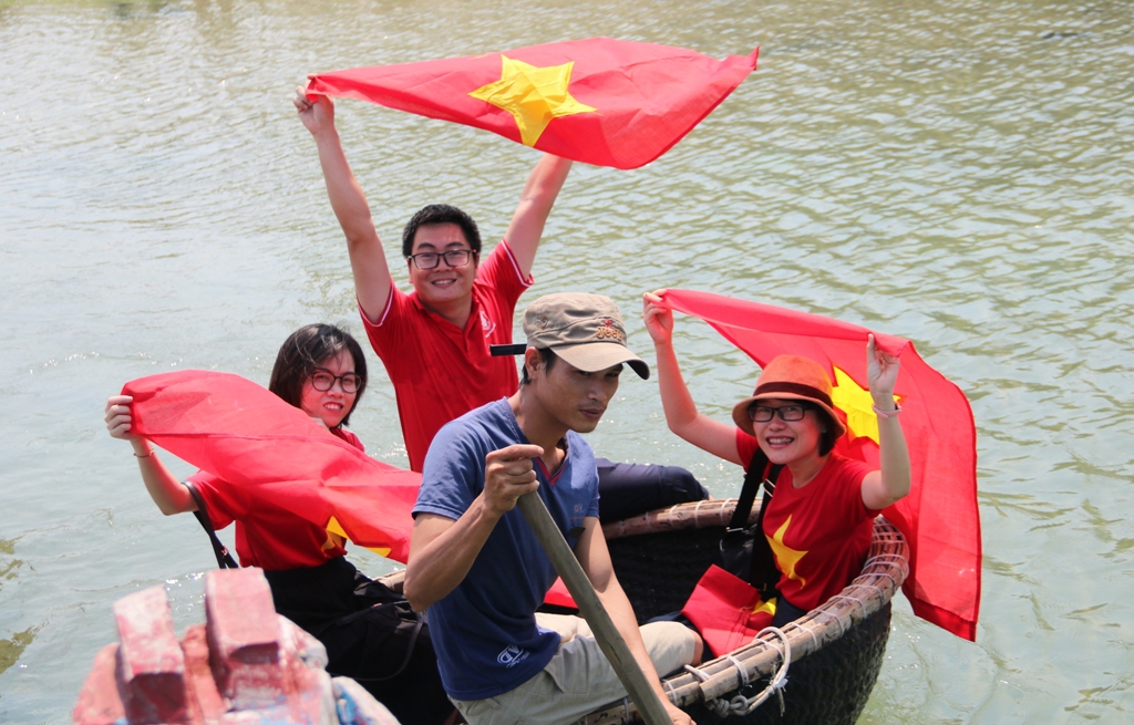Presenting 500 national flags to people in Loc Vinh