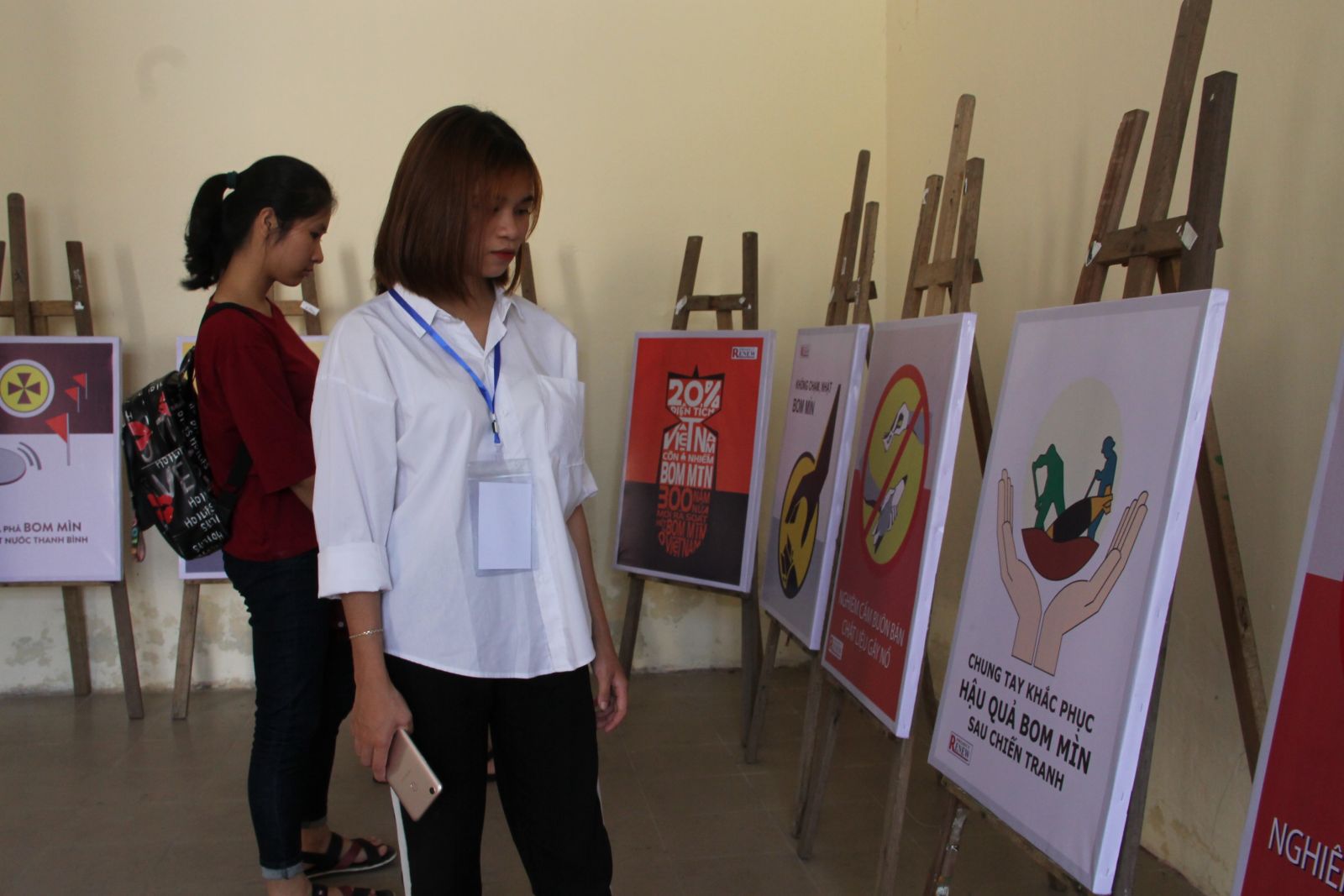 Displaying bombs and mines prevention posters
